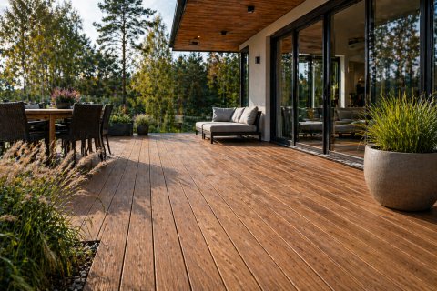 Deska na taras – jak wybrać najlepszy materiał na trwały i estetyczny taras?