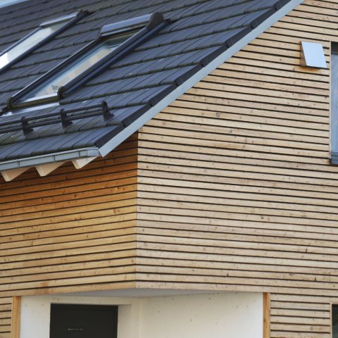 Deski elewacyjne zewnętrzne – trwałość, estetyka i ochrona budynku