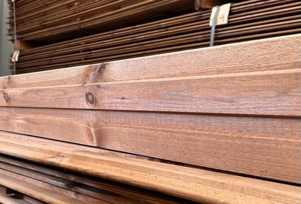 Deski elewacyjne – elegancja, trwałość i ochrona Twojego domu