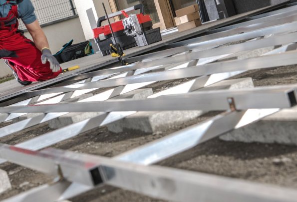 Deski kompozytowe vs. drewniane – co lepsze na taras?