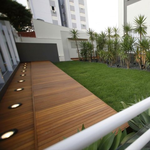 Jakie deski tarasowe wybrać do ogrodu nowoczesnego i klasycznego?