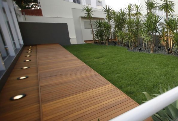 Jakie deski tarasowe wybrać do ogrodu nowoczesnego i klasycznego?