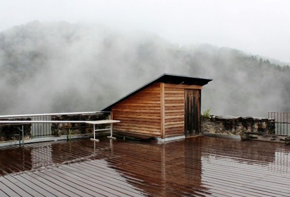 Deski tarasowe drewniane – jak wybrać najlepszy gatunek i zadbać o taras na lata?