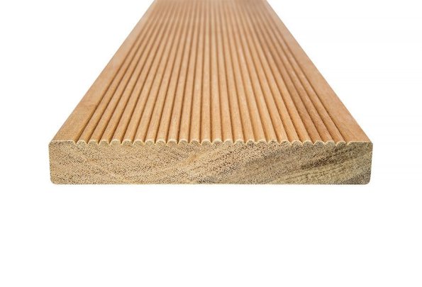 Deski tarasowe drewniane ryflowane – trwałe i estetyczne rozwiązanie na taras