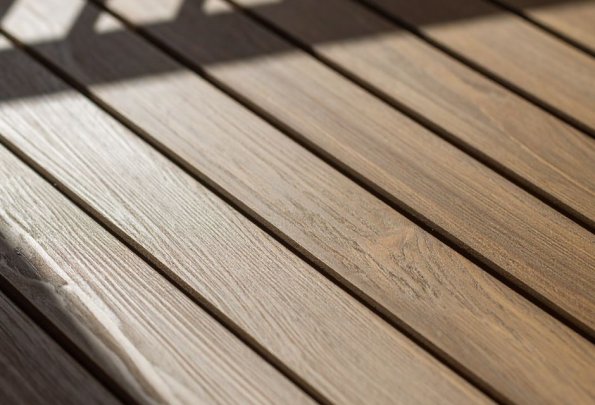 Deski tarasowe na balkon w bloku – jakie wybrać, żeby były trwałe i łatwe w utrzymaniu?