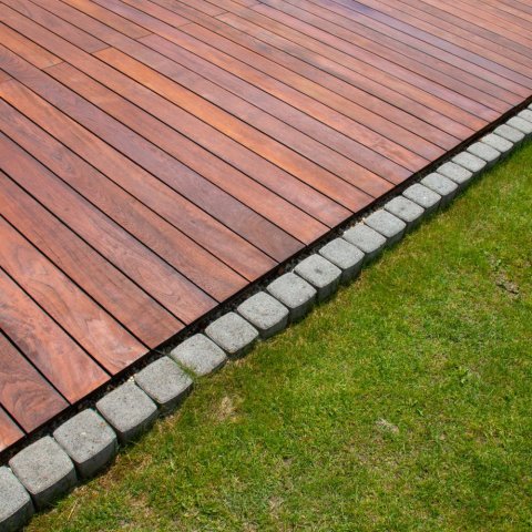 Egzotyczne deski tarasowe – kiedy warto postawić na Bangkirai i Angelim Amargoso?