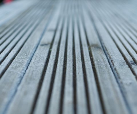 Jaki rodzaj desek tarasowych wybrać? Porównanie drewna naturalnego i kompozytu