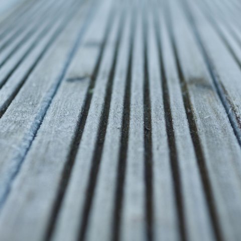 jakie deski tarasowe wybrać? Poradnik dla osób budujących taras