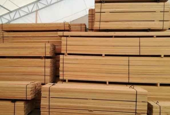 Najlepsze deski tarasowe 2026 – porównanie gatunków i rekomendacje